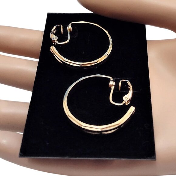 1 1/8" Avon Crimped Hoop Clip On Earrings Gold Tone Vintage Fine Rib Accent Line - Picture 3 of 8